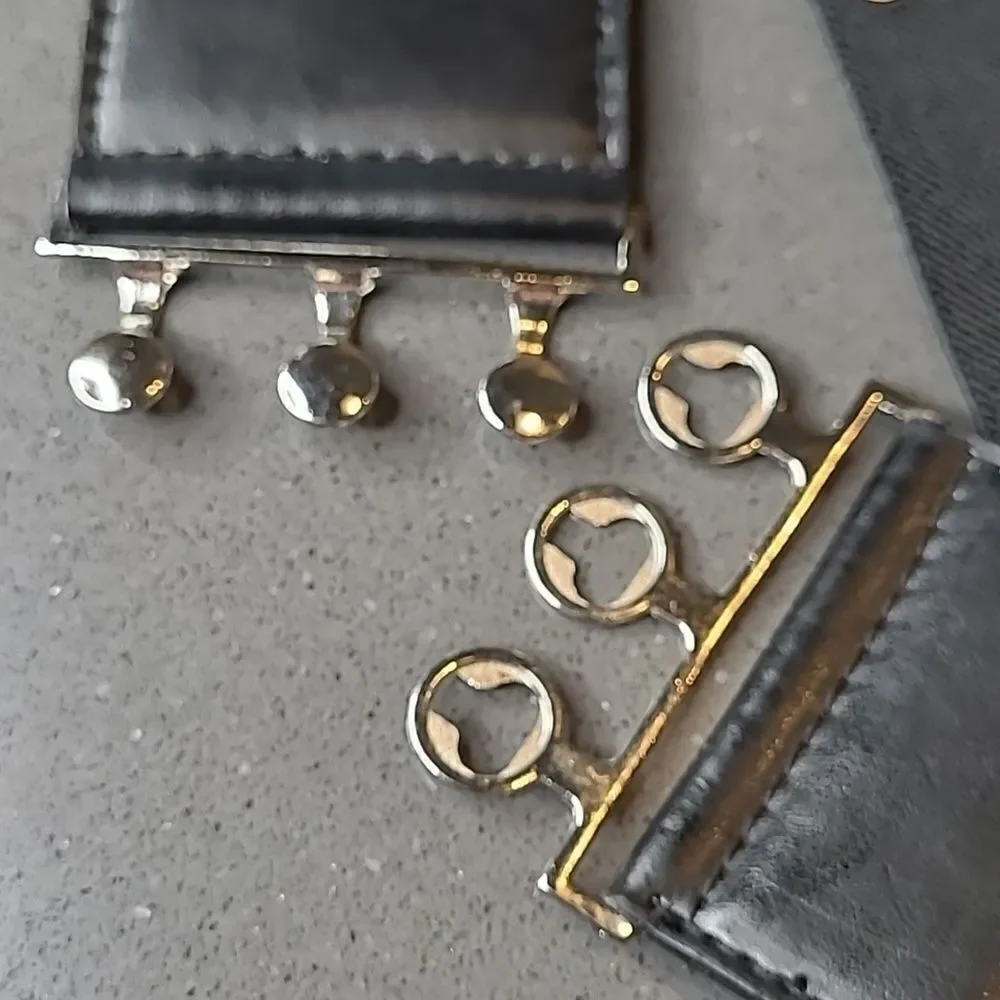 M/L Streatch belt with silver studs and clasp closure